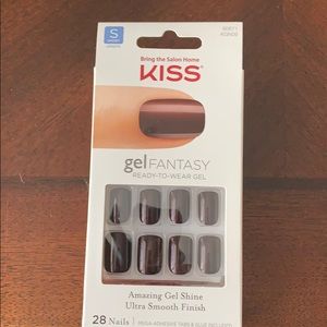 Kiss gel fantasy ready to wear nails in burgundy